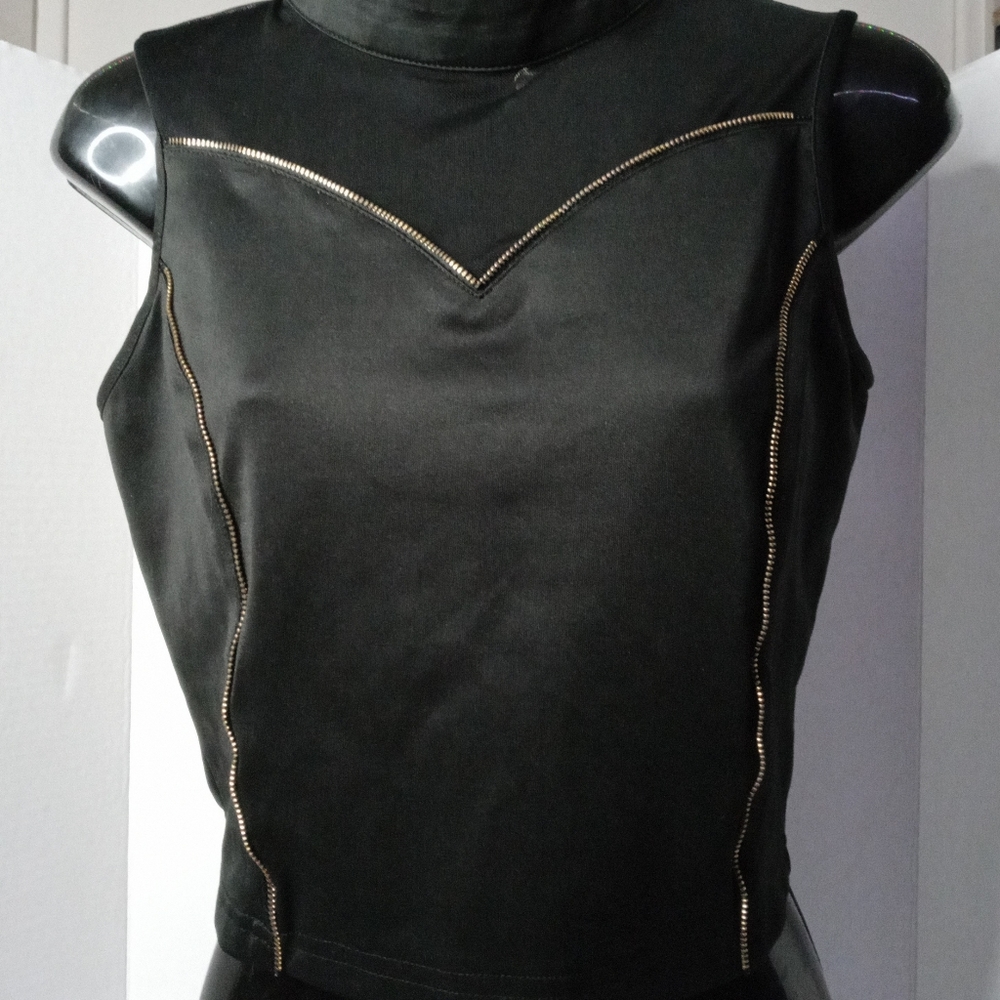 Papaya size M black high neckline crop top
